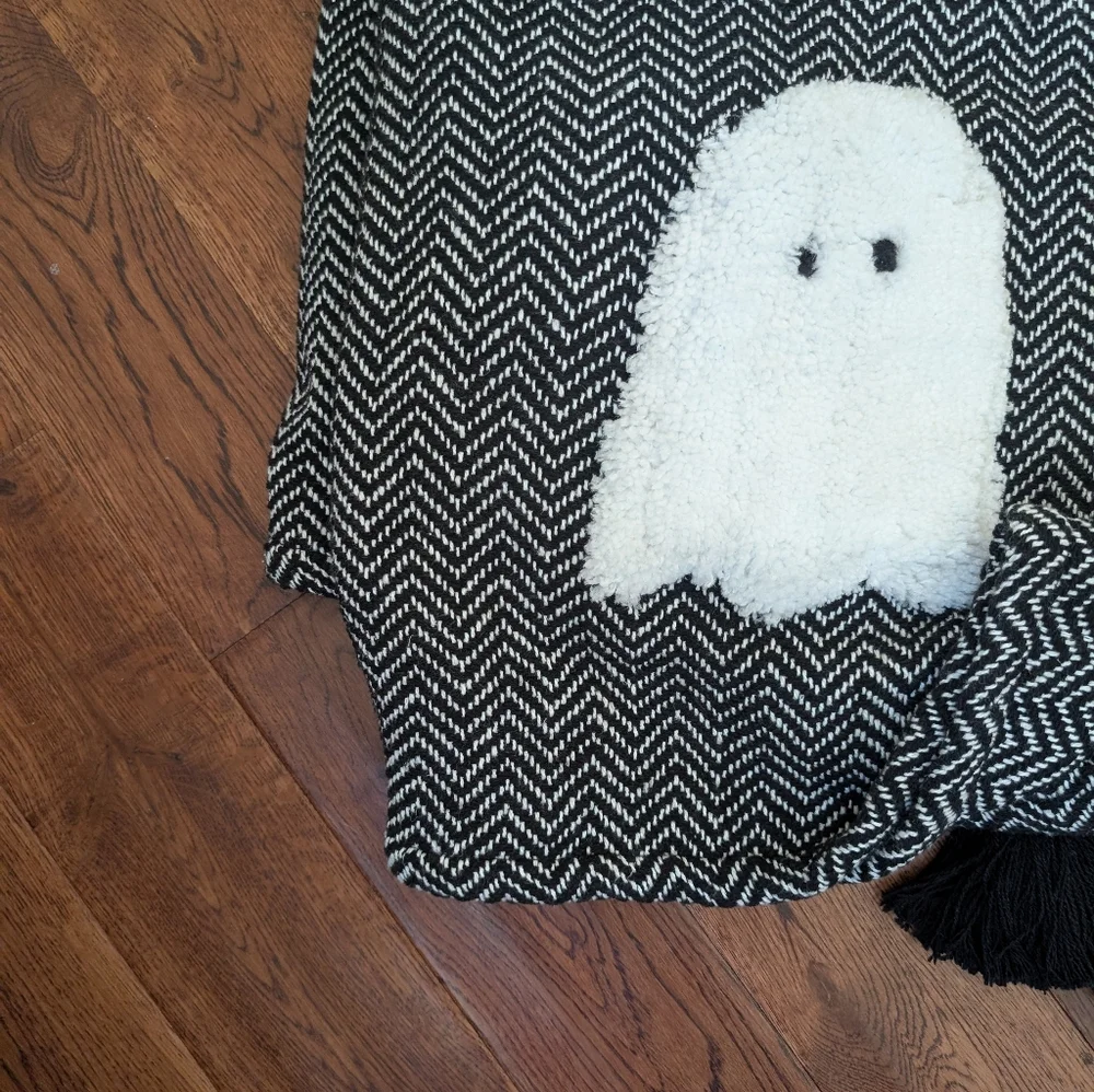 Rachel Zoe Halloween Ghost Black White Decorative Throw Blanket 50" x 70" NWT - Picture 3 of 8